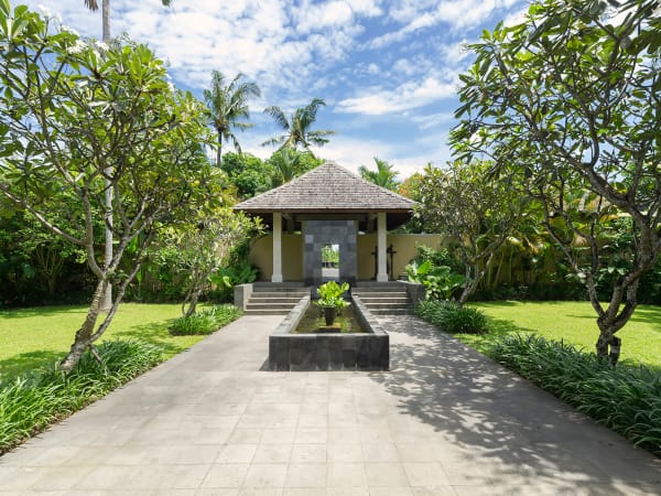 Villa Mandalay - Entrance walkway